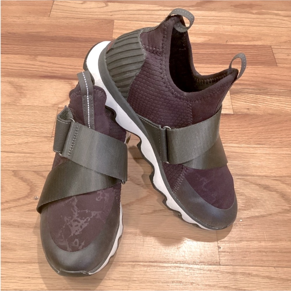 Sorel Kinetic Women’s Shoes Sneakers Size 6 Dark Plum/ Black Slip On Rugged Sole
